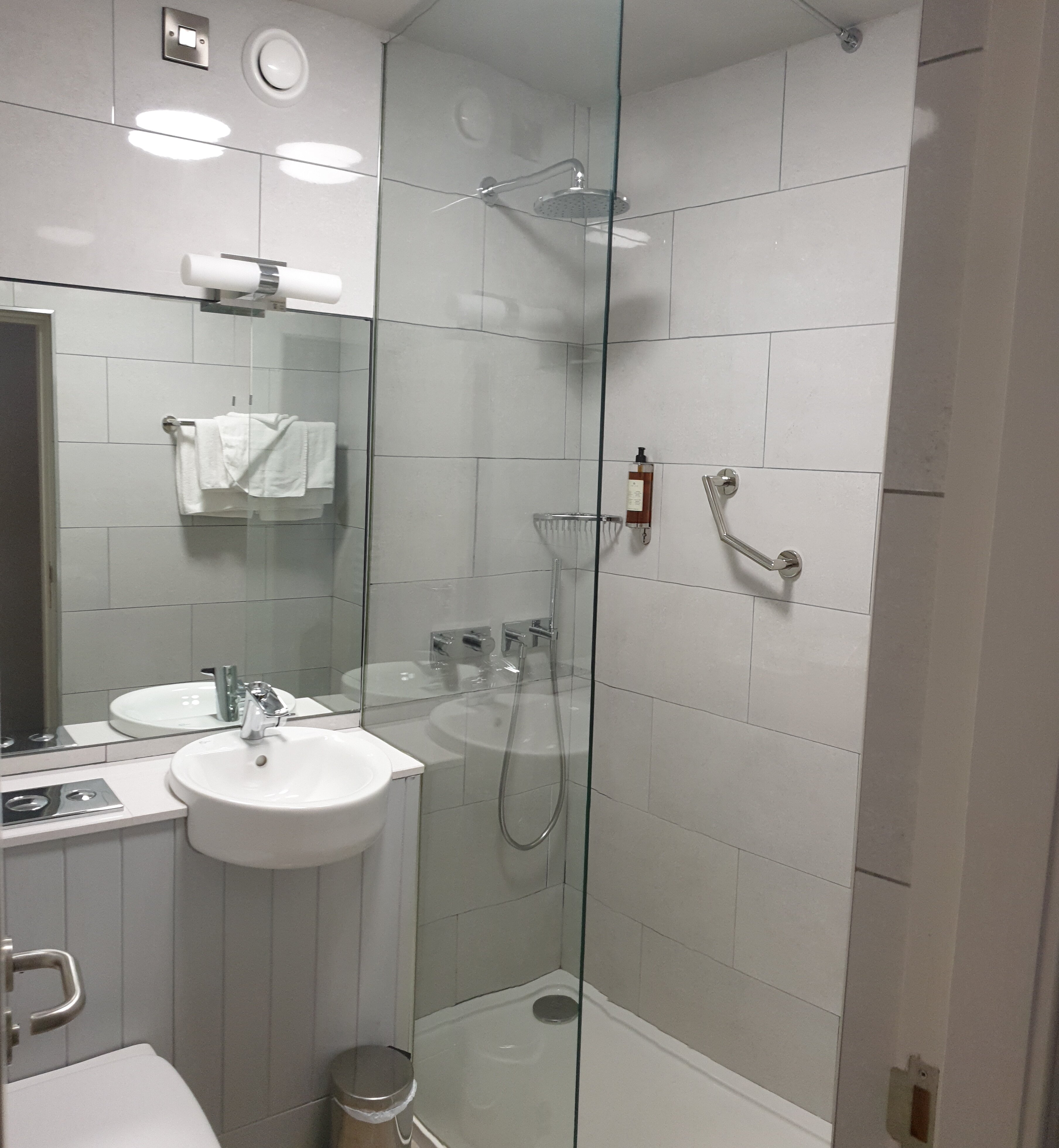 Waterfront Hotel Dungloe-浴室