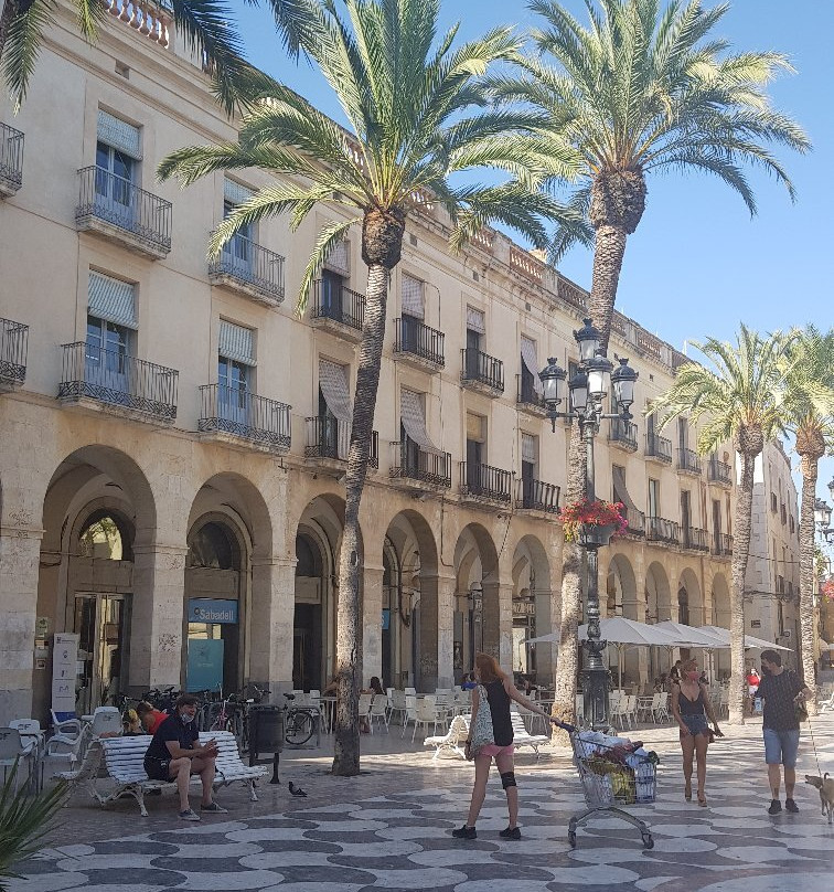 Plaça de la Vila-比利亚努埃瓦－赫尔特鲁必去景点