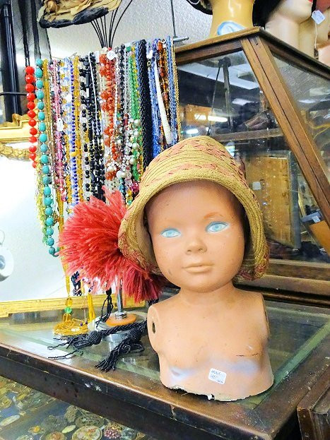 Sutton and Son's Antiques景点图片