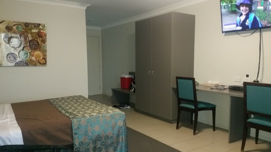 The Royal Motel Miles主图