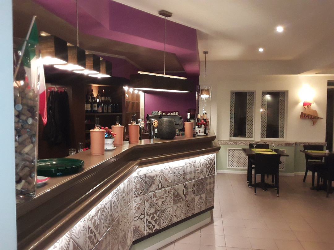 Oevel餐馆和美食-Due Mondi Trattoria