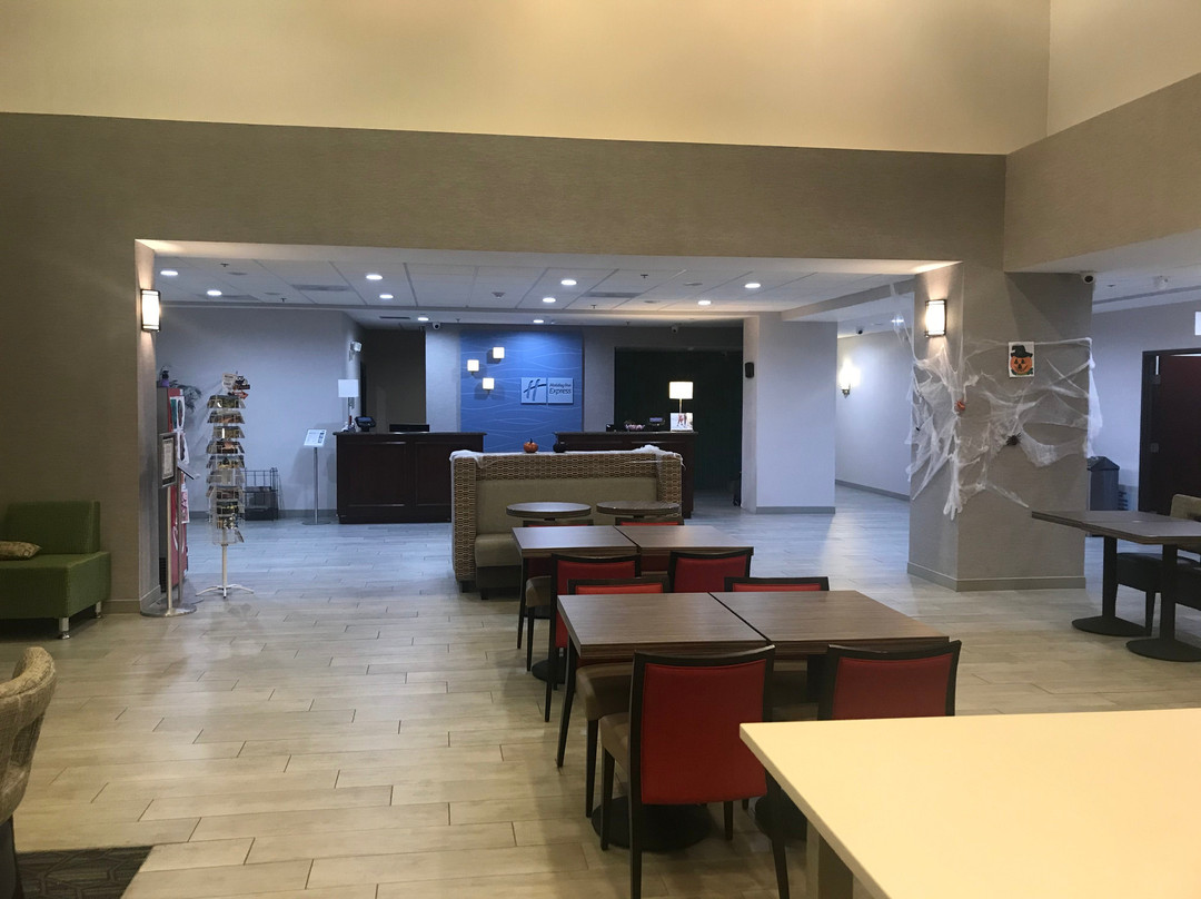 二十九棕榈村快捷假日&套房酒店主图