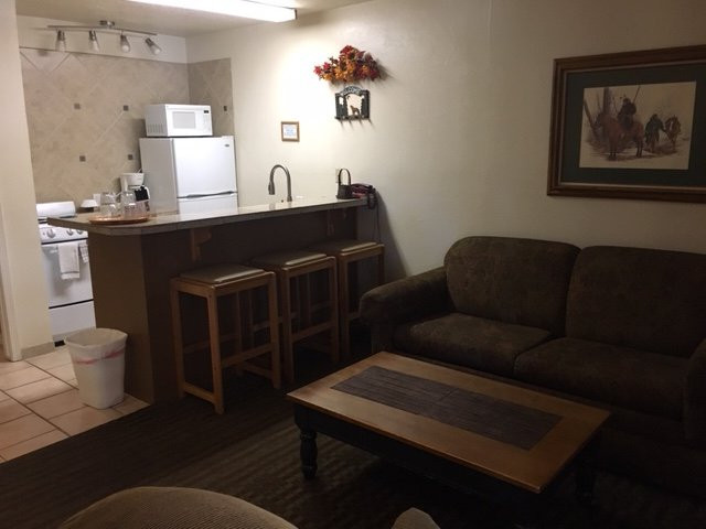 村庄小屋酒店主图