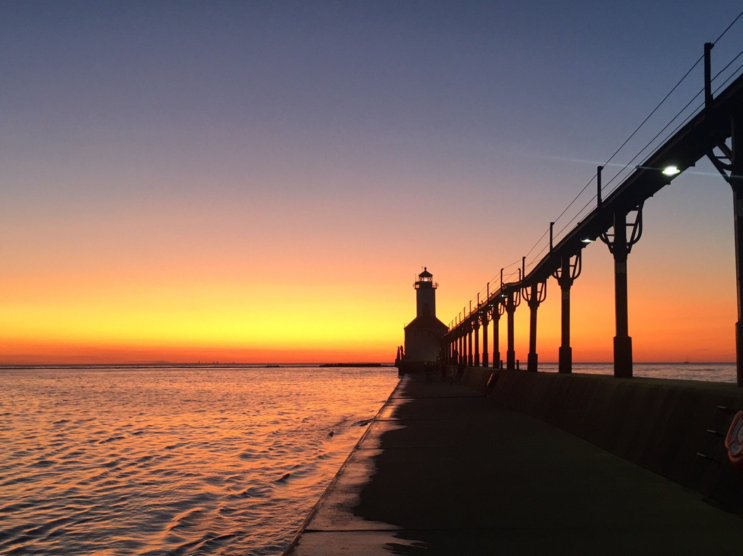 燈塔及碼頭-密歇根城必去景点