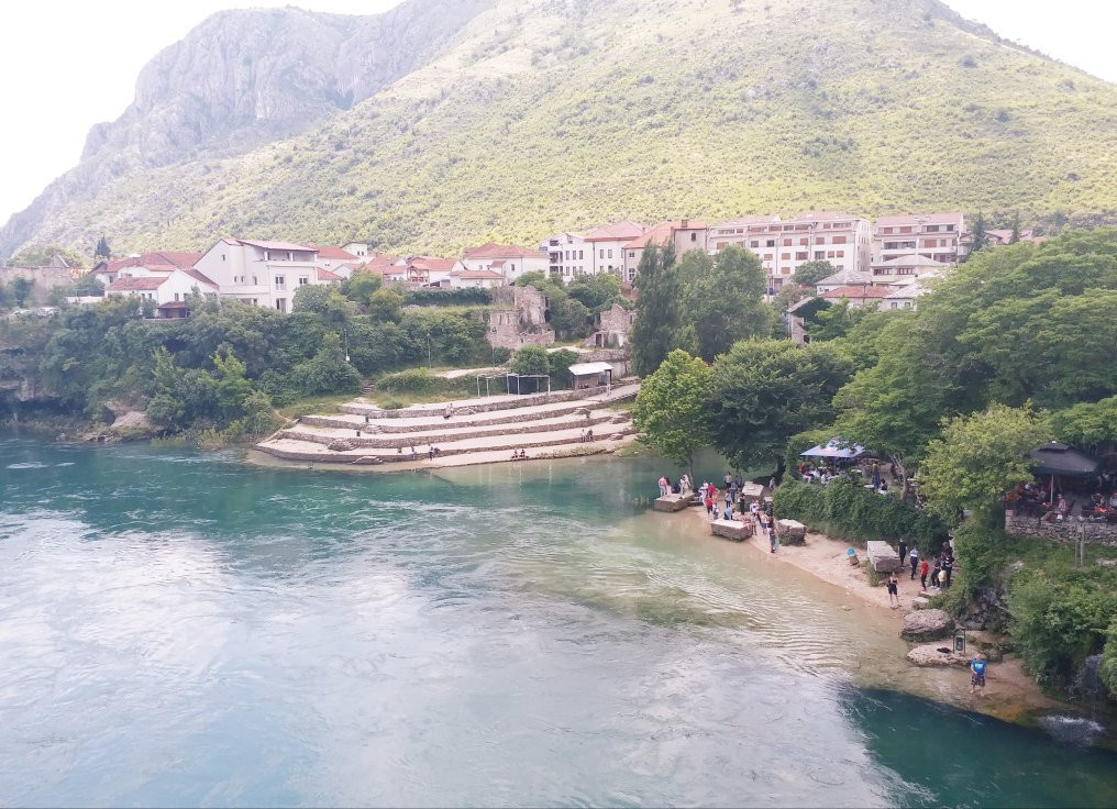 Beach under The Old bridge景点图片
