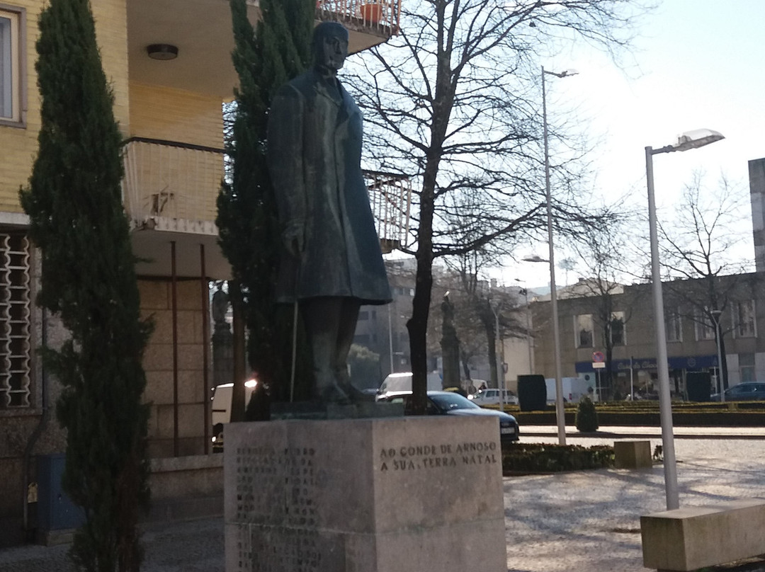 Monumento ao Conde de Arnoso-吉马良斯必去景点