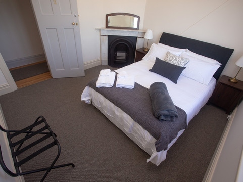 海伦堡酒店主图