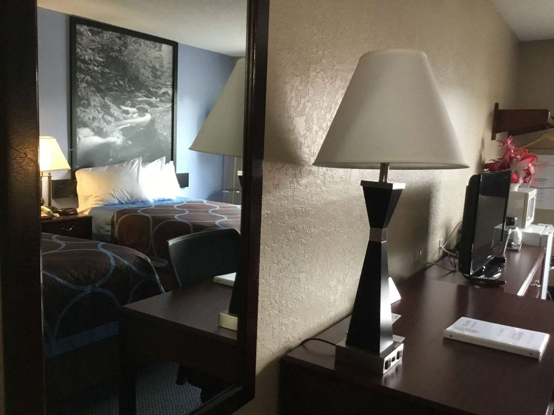 Super 8 by Wyndham Gardner主图