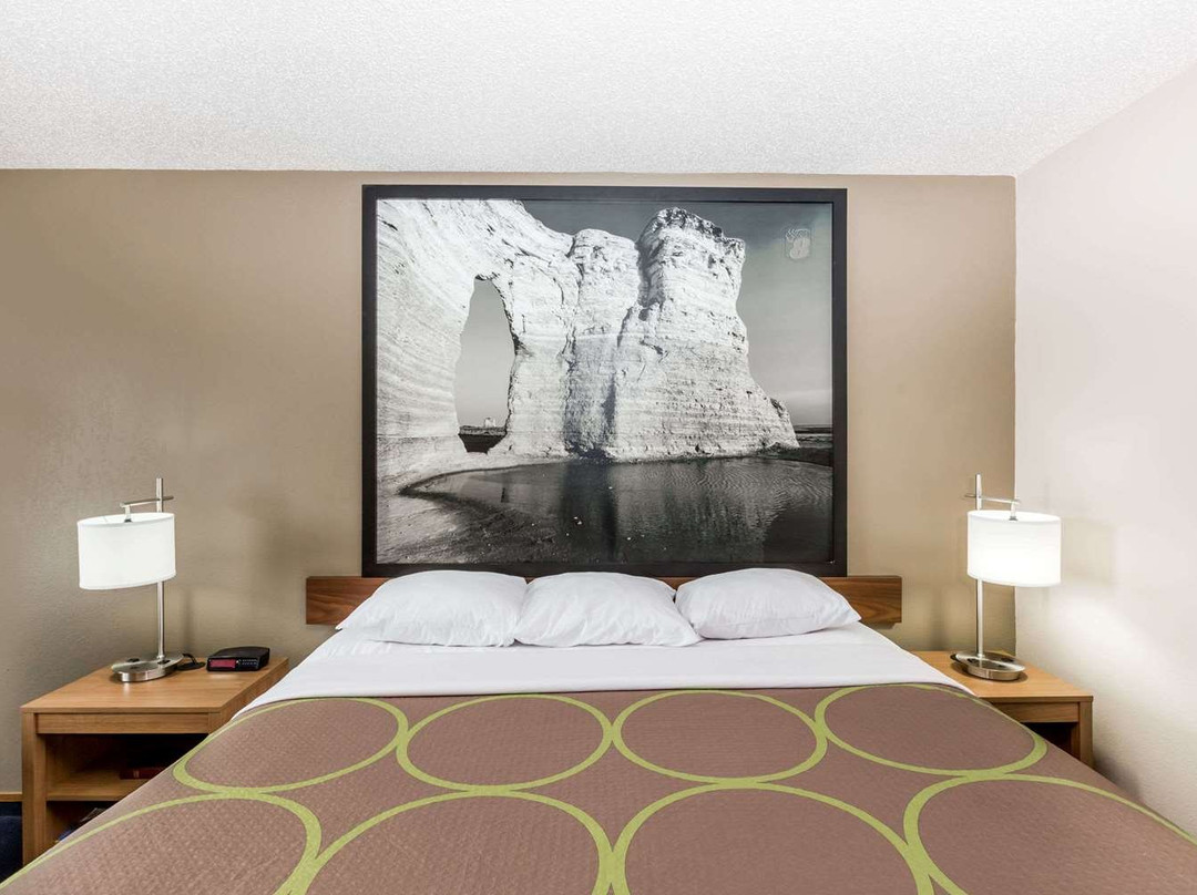 Super 8 by Wyndham Hays KS主图