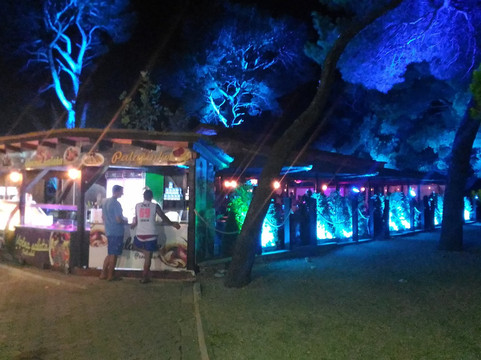 Makarana Bar-玛卡沙必去景点