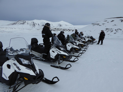 Arctic Adventures-朗伊尔城必去景点