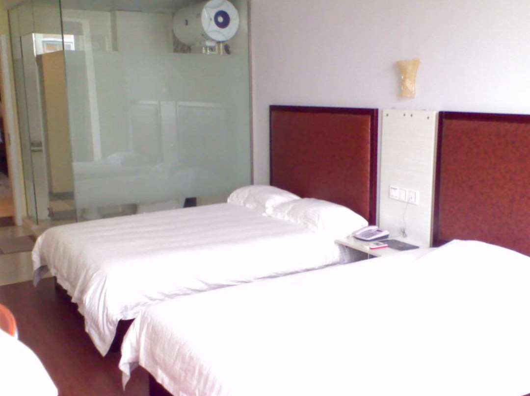 青岛世界旅舍酒店(台东步行街海泊河公园地铁站店)主图