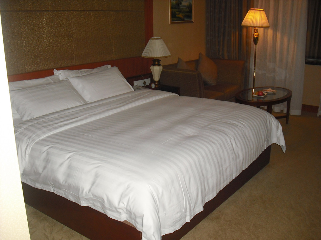 金鹰皇冠假日酒店主图