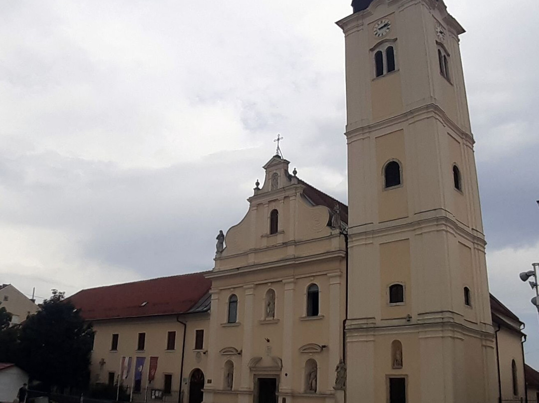 Župna crkva sv. Nikole Biskupa i franjevački samostan景点图片