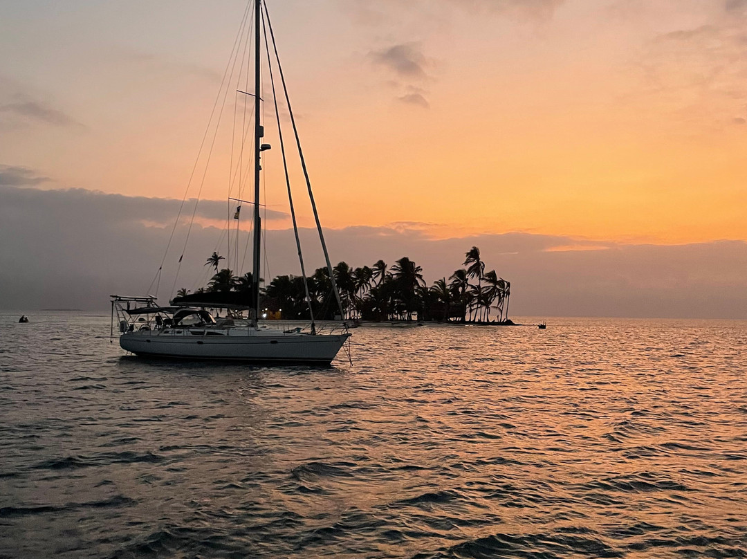 Flying Gitano Catamaran Charter景点图片