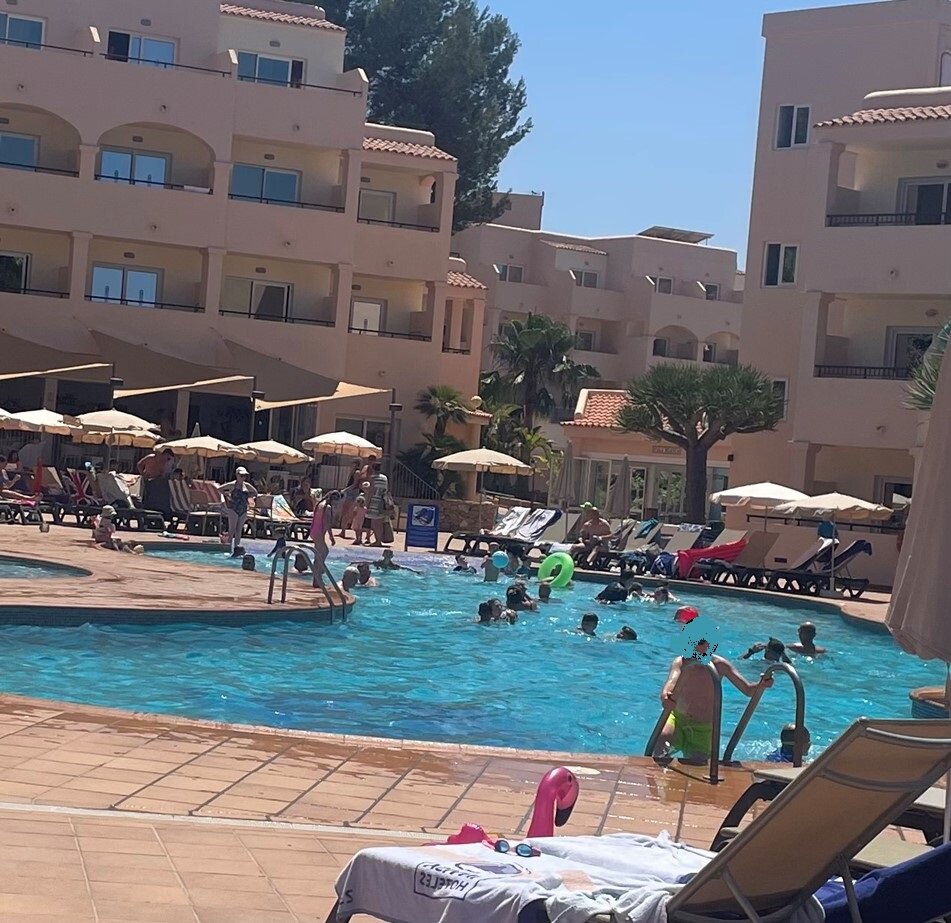 Invisa Hotel Club Cala Blanca-泳池