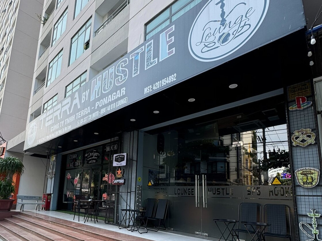 Hustle Bistro & Lounge