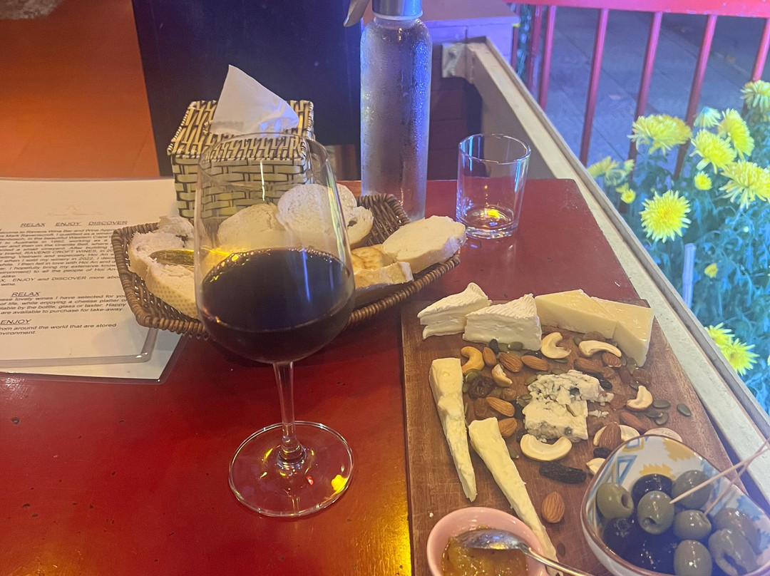 Ravens Wine Bar-Cam Chau必去景点