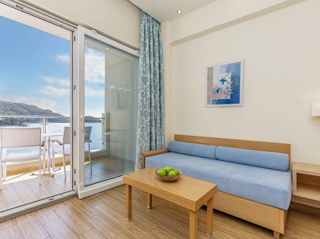 Akrotiri Beach Resort Hotel主图