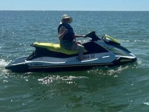 Holiday Water Sports-迈尔斯堡海滩必去景点