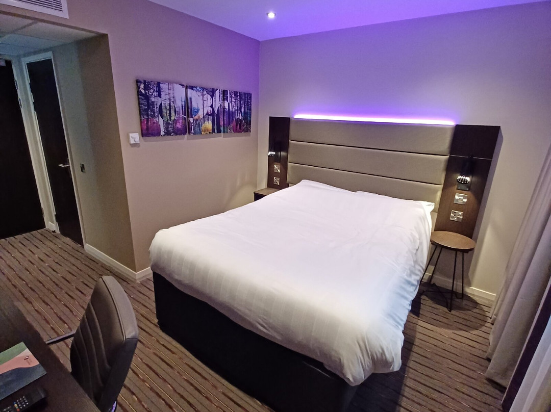 北卡迪夫普瑞米尔酒店主图