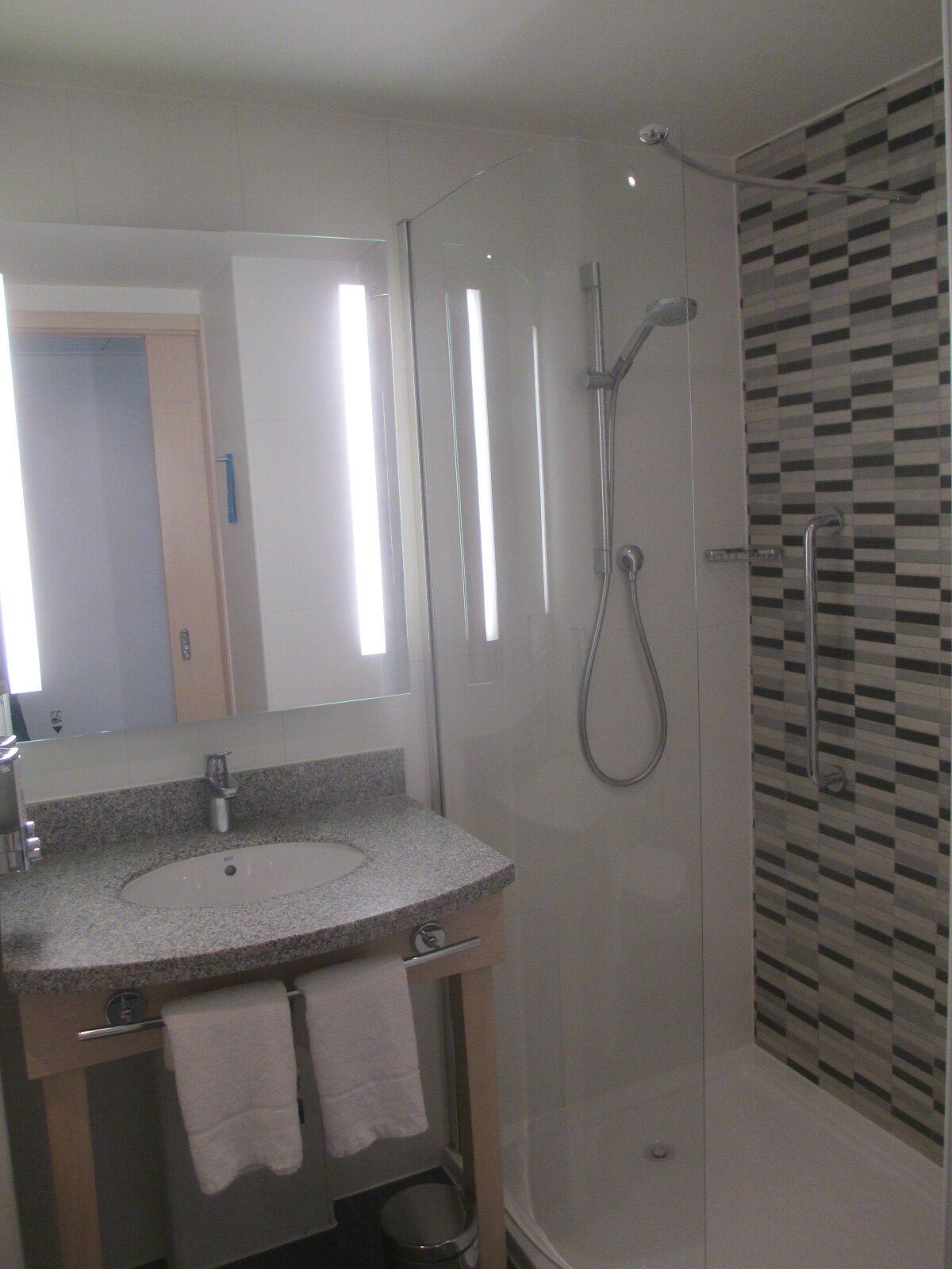 Hampton By Hilton Bristol Airport-浴室