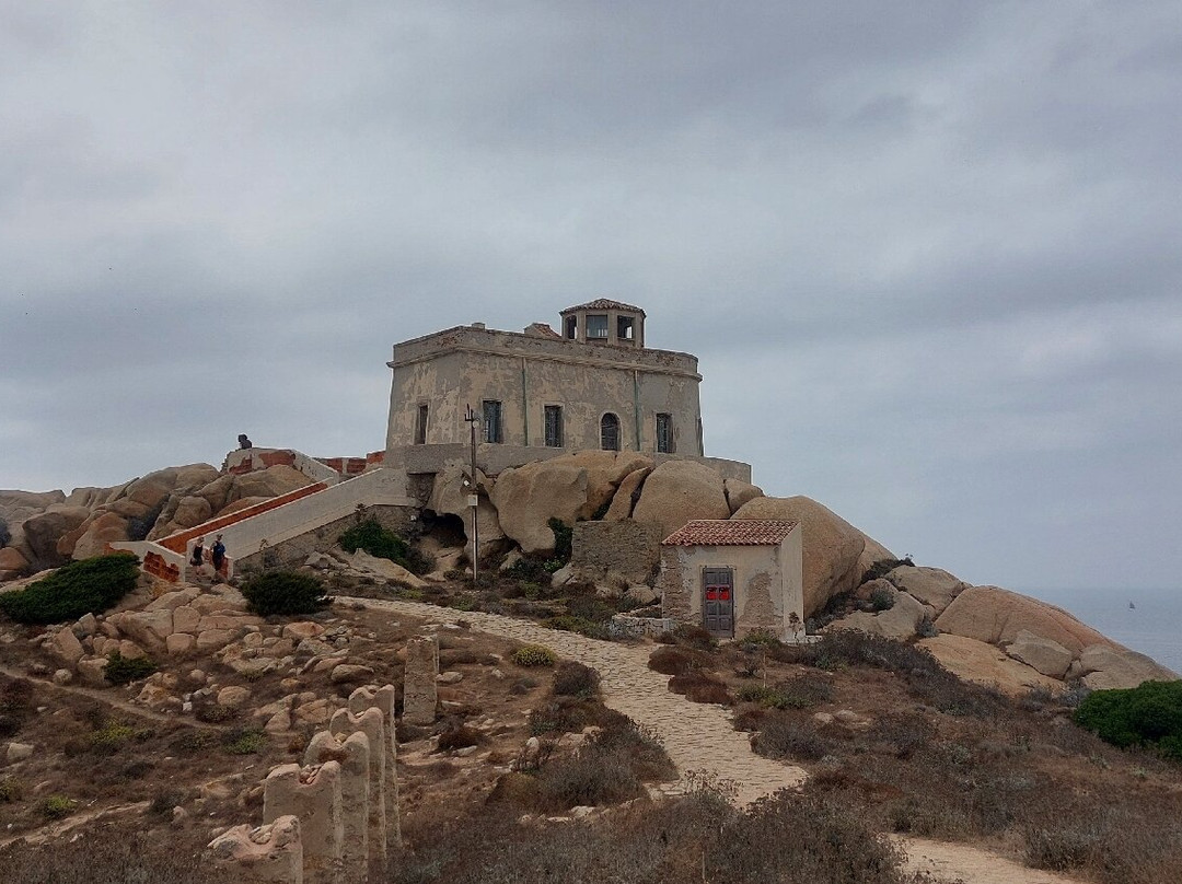 Faro Di Capo Testa-圣特雷莎加卢拉必去景点