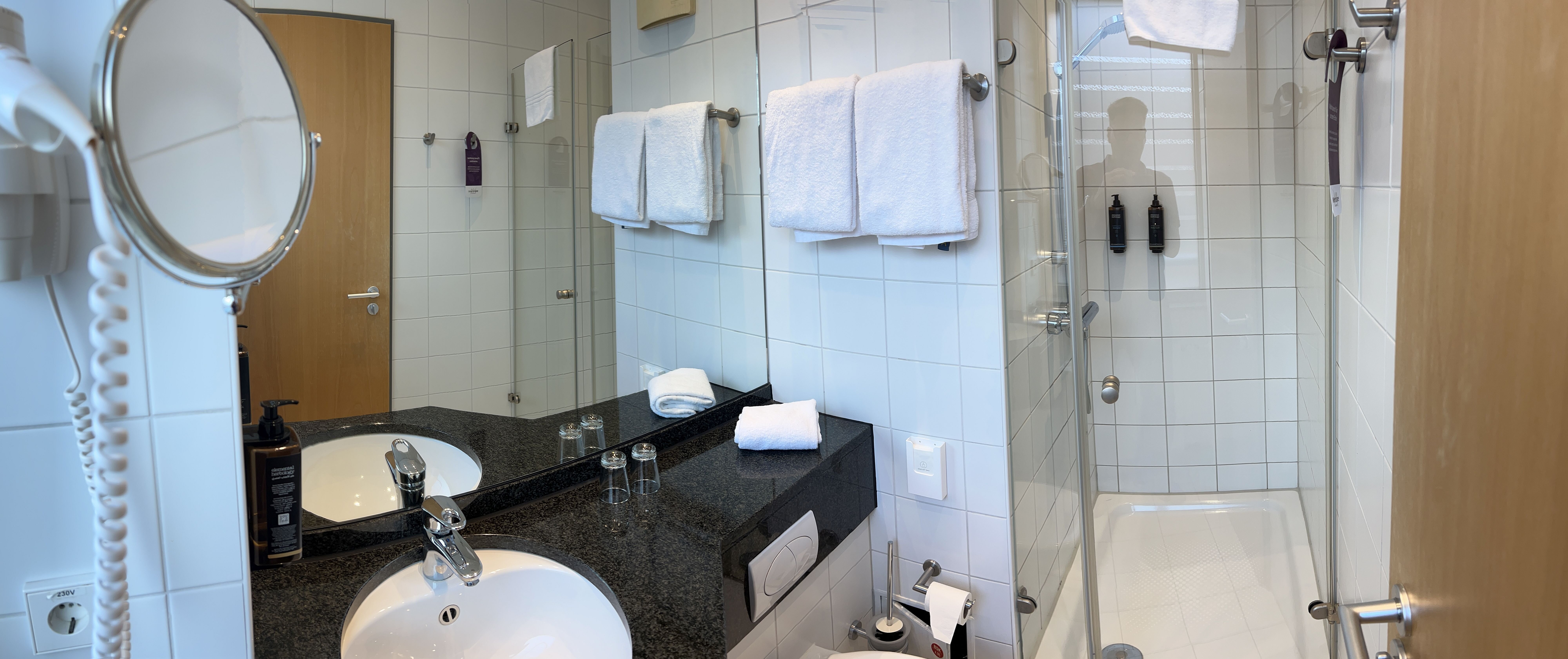 美居亚琛多姆酒店-浴室