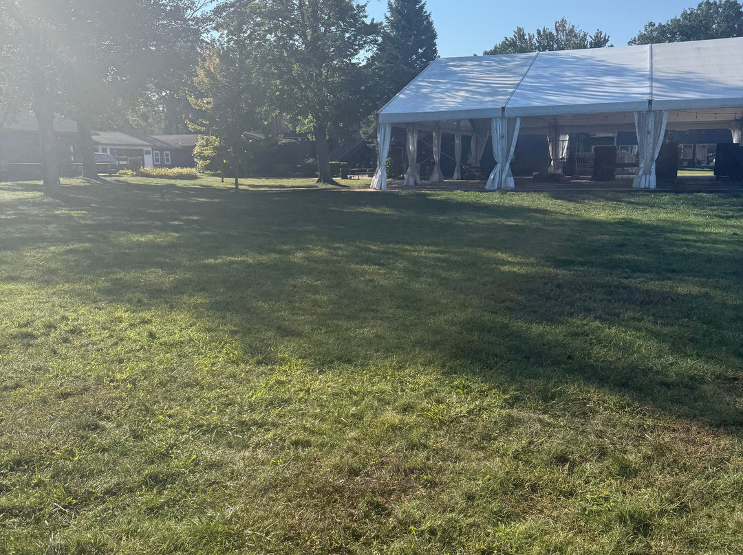 Lake Bluff Inn and Suites主图