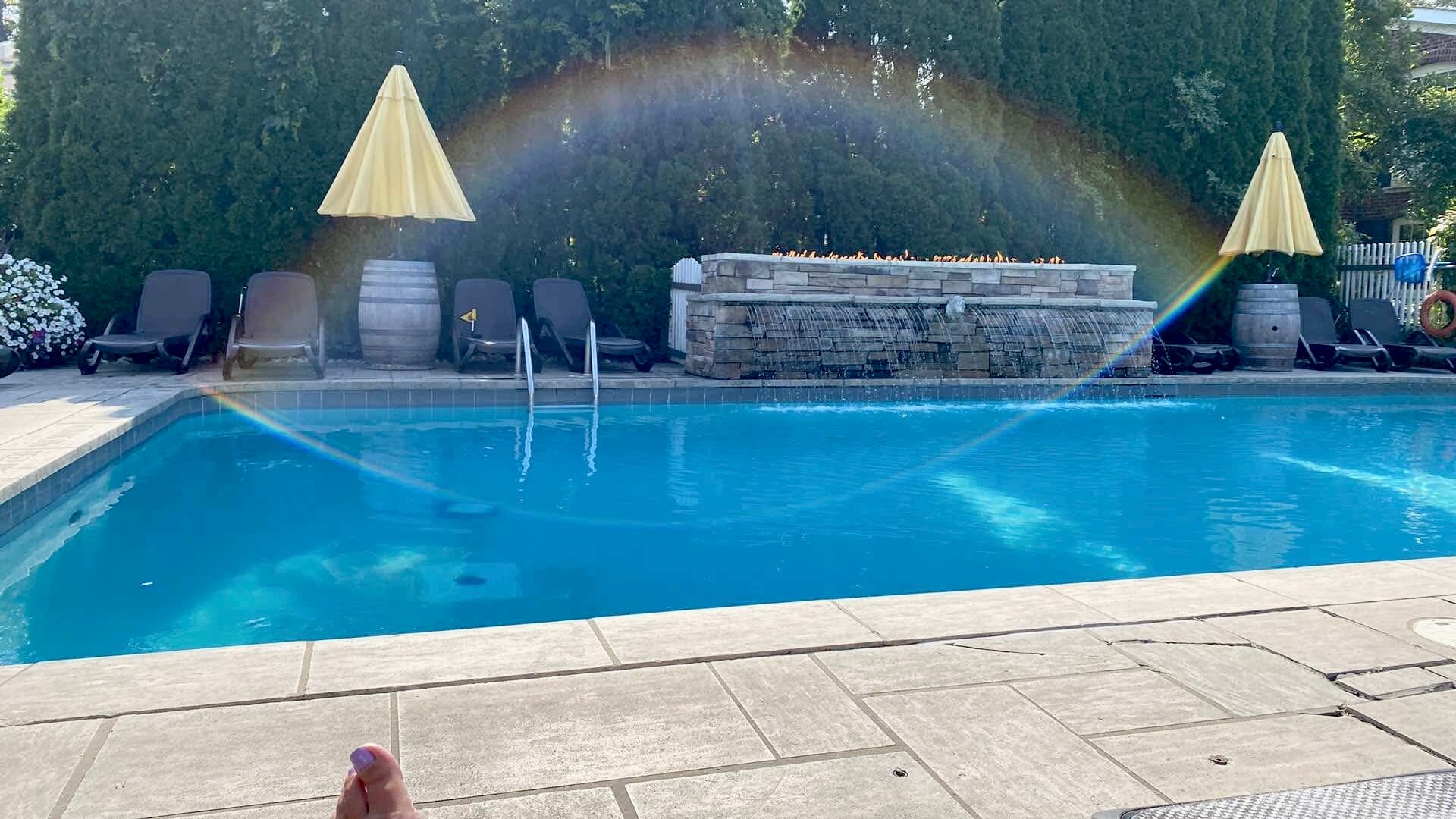 Pillar and Post-泳池