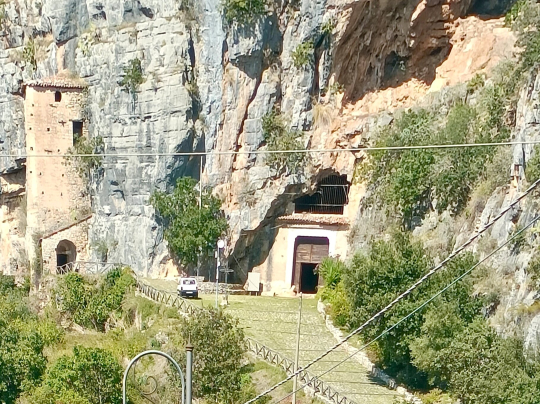 Grotta del Santuario di San Michele Arcangelo-Sant'Angelo a Fasanella必去景点