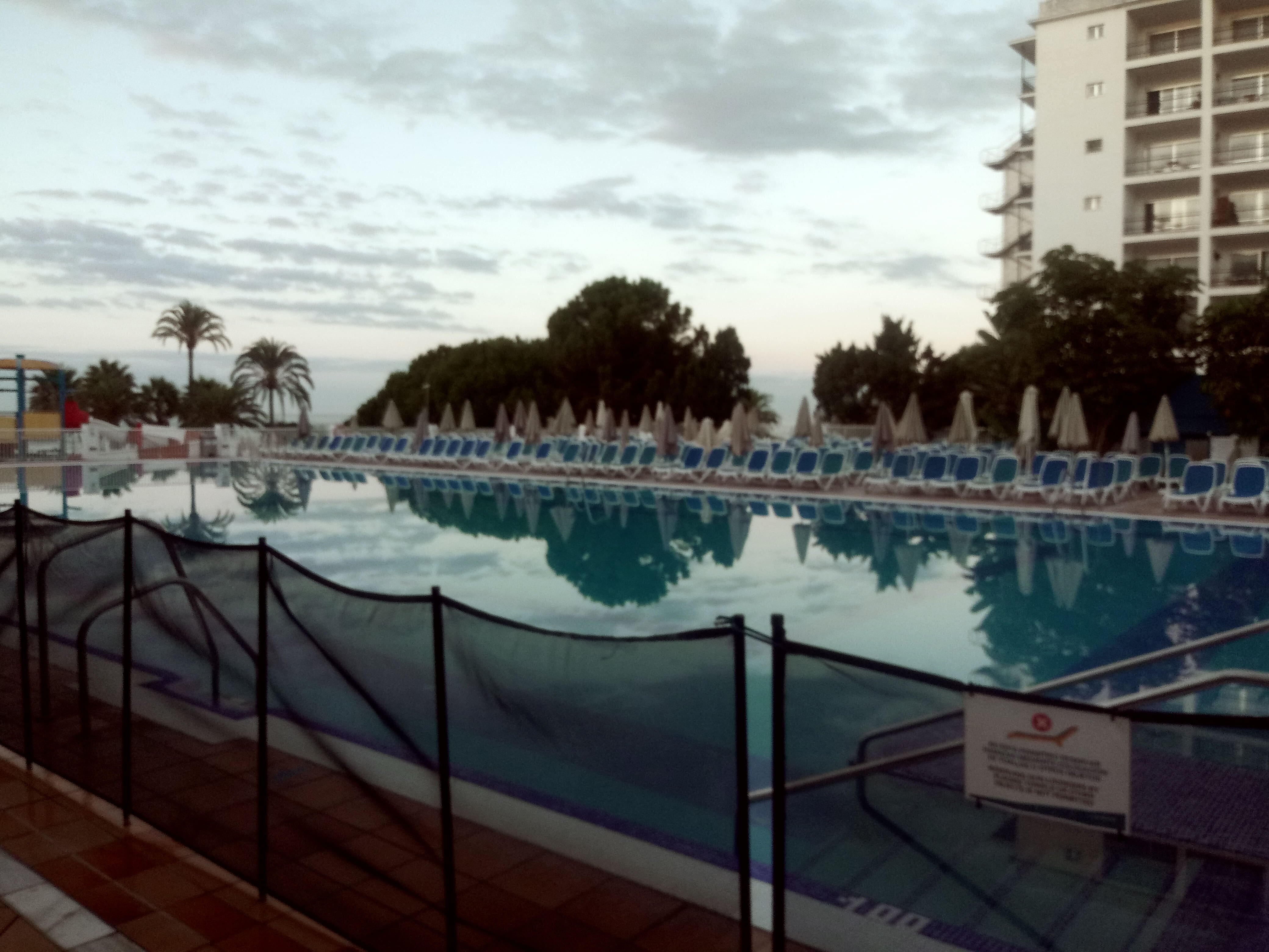 Globales Playa Estepona-泳池