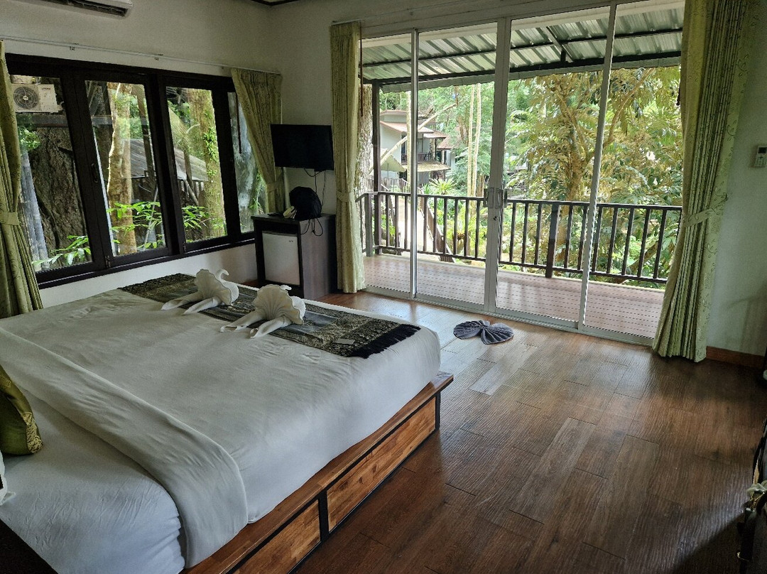 岩石树屋度假酒店主图