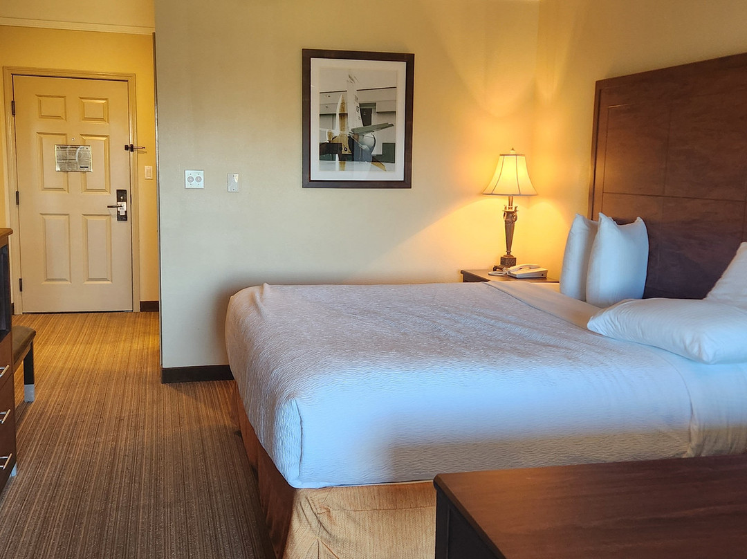 Best Western Plus Monica Royale Inn & Suites主图
