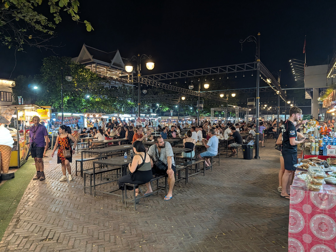 琅勃拉邦塔銮夜市-琅勃拉邦必去景点