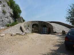 Le fort et les écuries