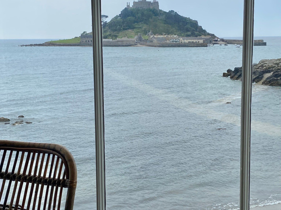 黄金海豚酒店主图