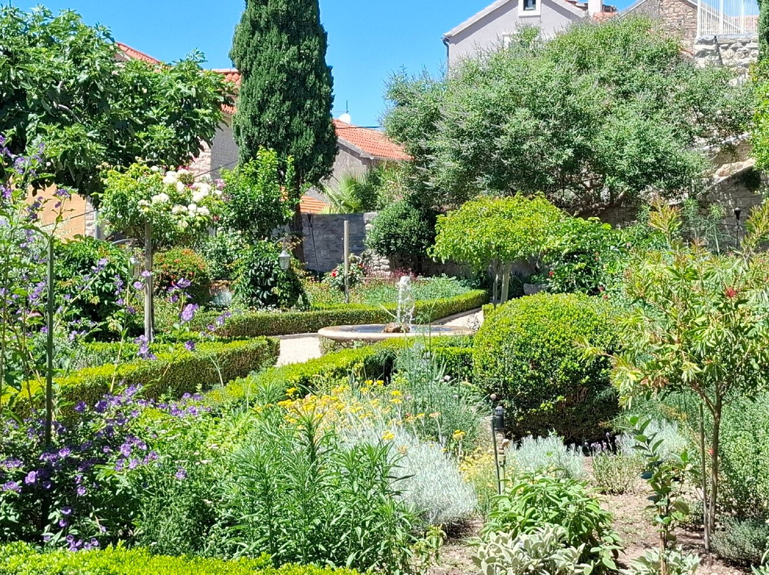 Medieval Mediteranean Garden-希贝尼克必去景点
