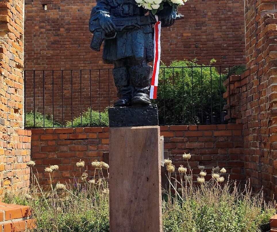 Statue of the Little Insurgent-华沙必去景点