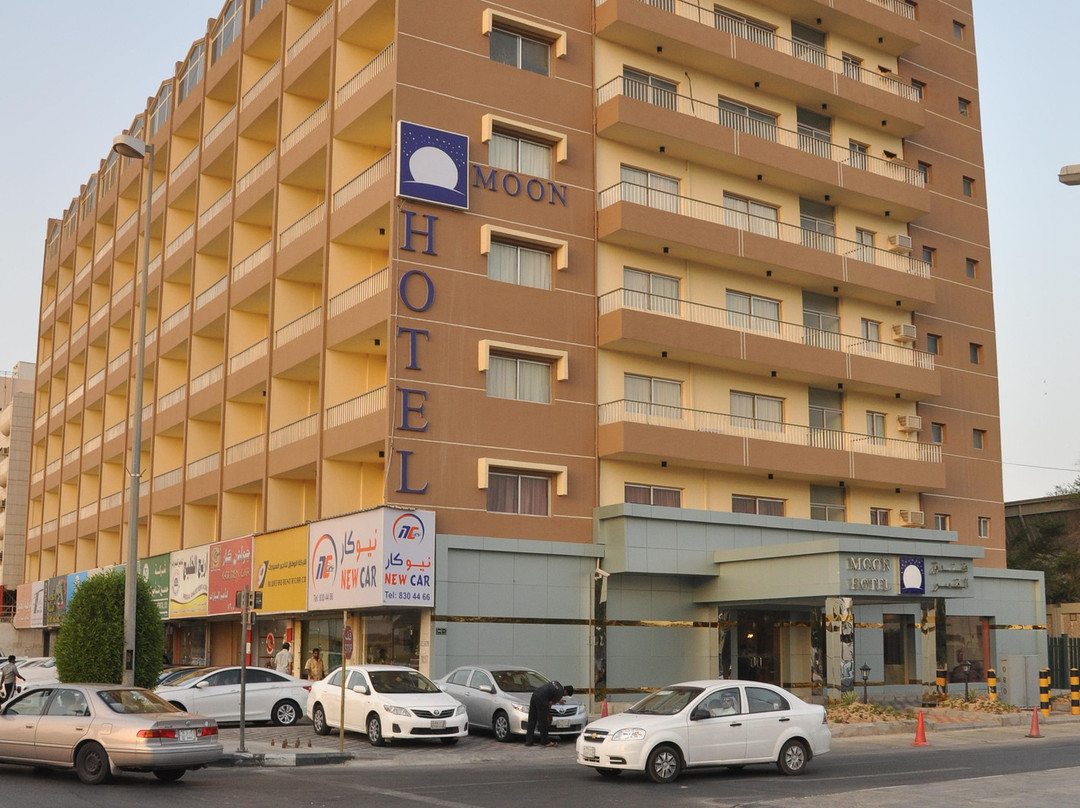 OYO 411 Moon Hotel