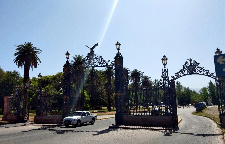 Portones del Parque San Martin-门多萨必去景点