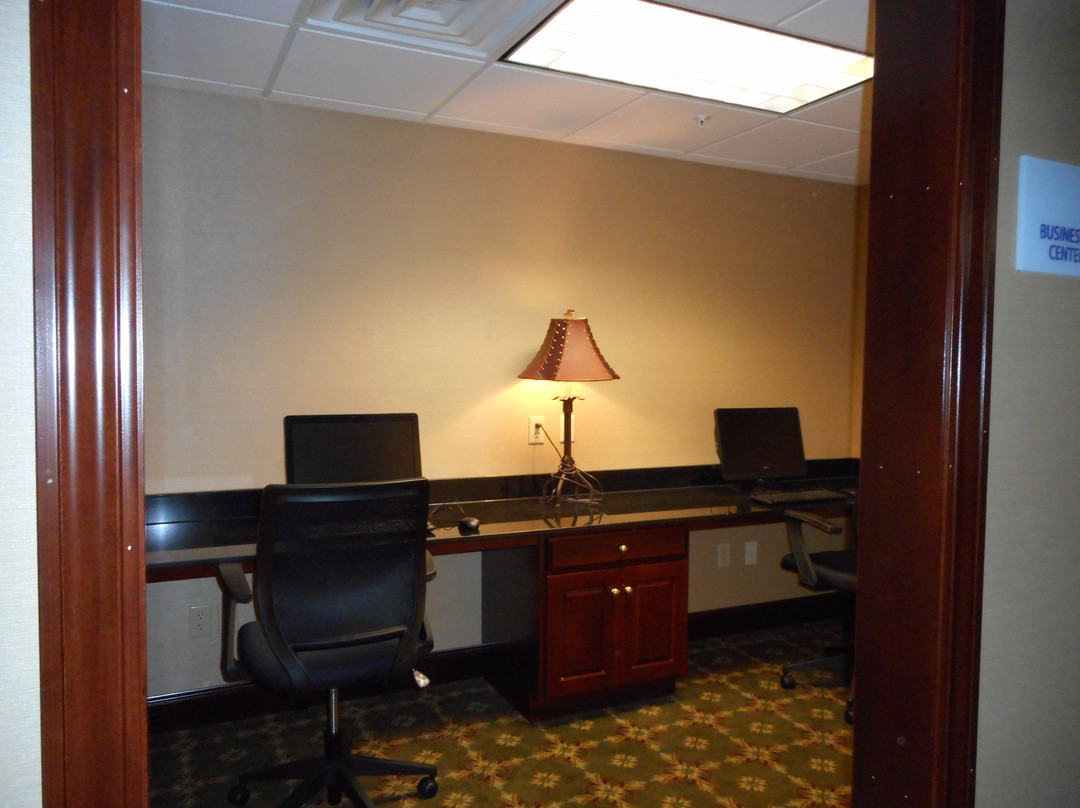Holiday Inn Express 霍金山，洛根主图