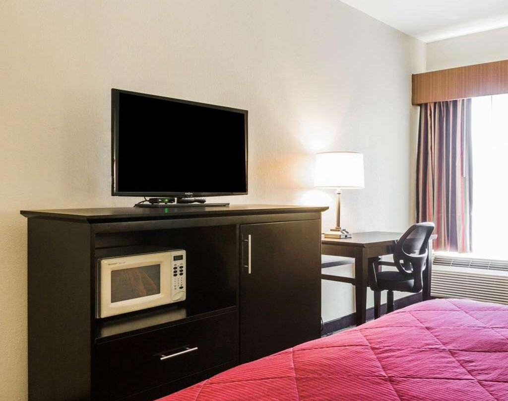 Quality Inn & Suites near Coliseum and Hwy 231 North主图