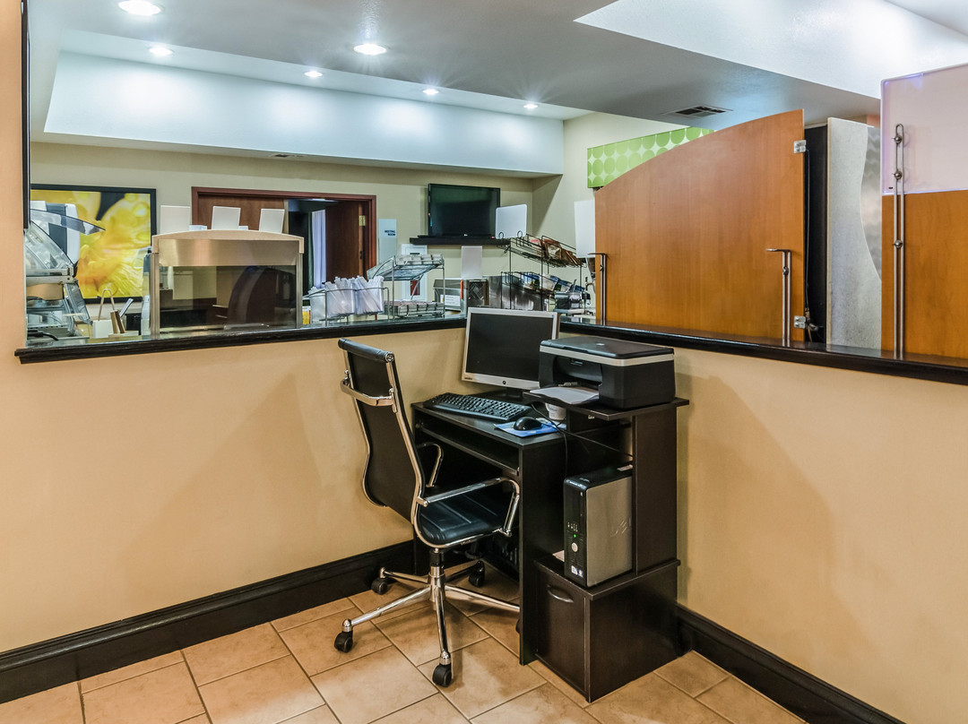 维尼塔快捷假日套房酒店主图