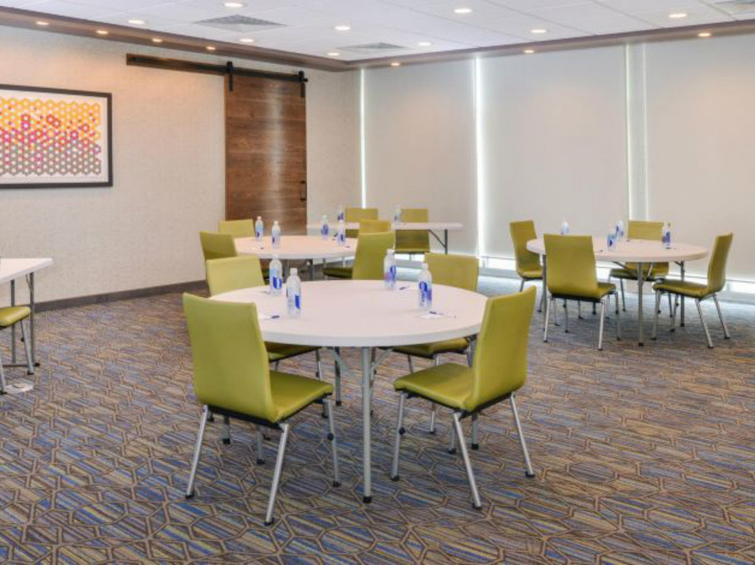 Holiday Inn Express Alliance By IHG主图