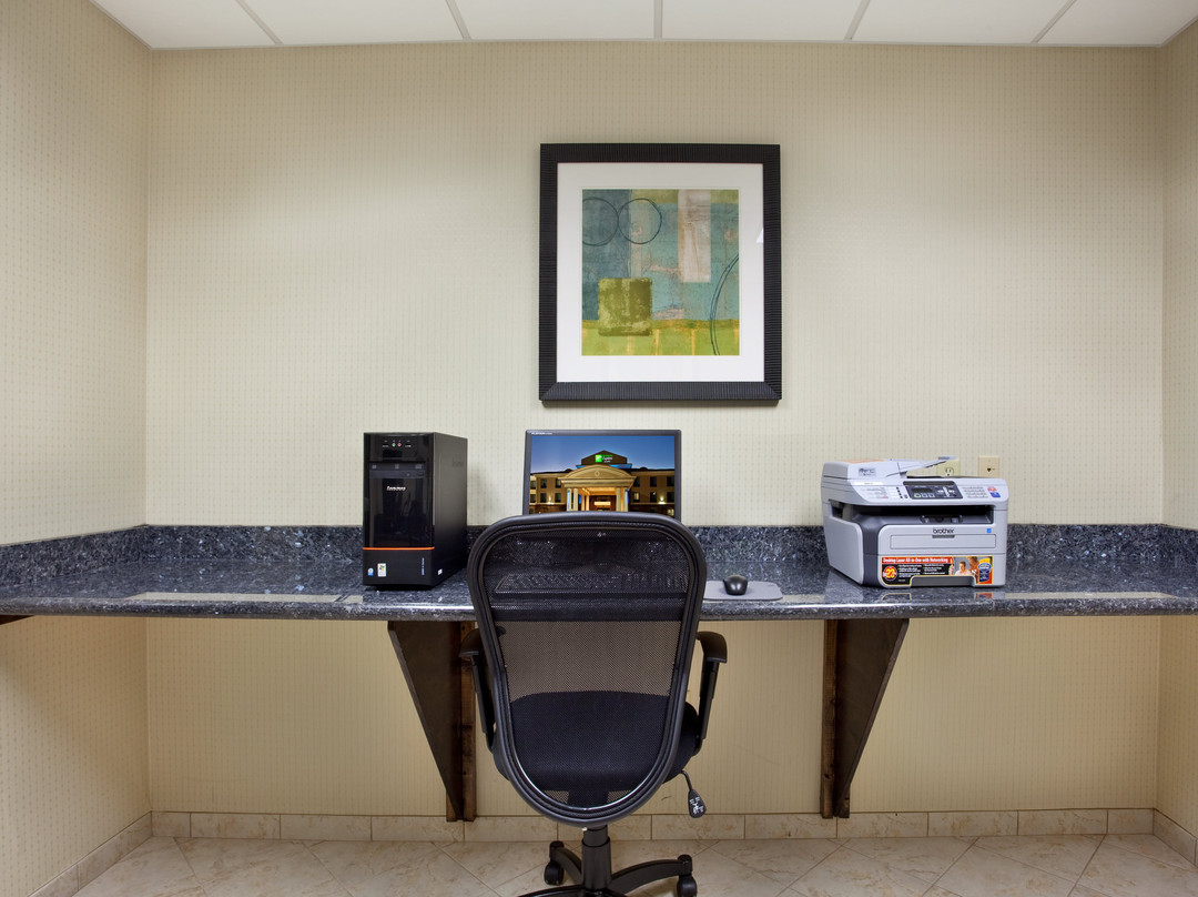 皮卡尤恩快捷假日&套房酒店主图