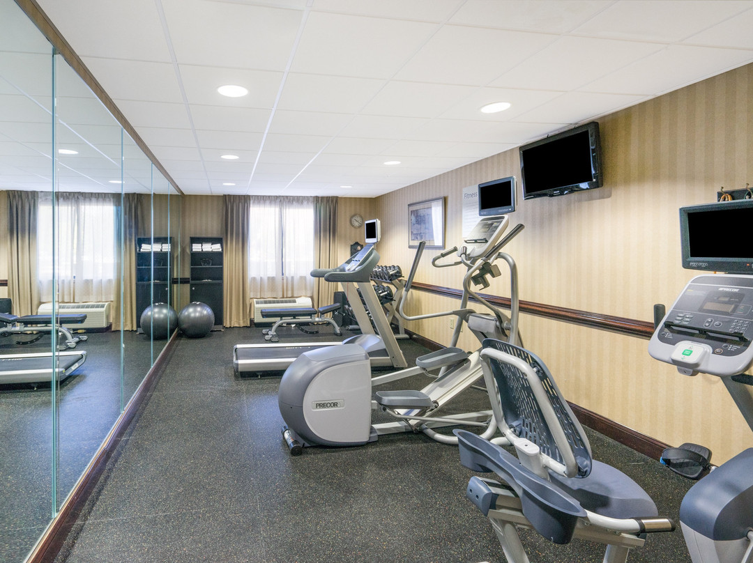 加兹登快捷假日&套房酒店主图