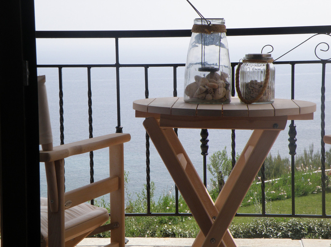 Koumaros Aparthotel主图