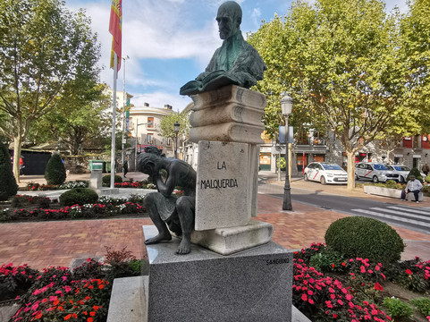 Estatua Jacinto Benavente-Galapagar必去景点