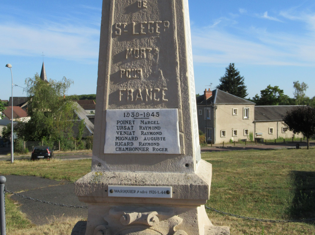 Monument aux morts-Saint-Leger-des-Vignes必去景点